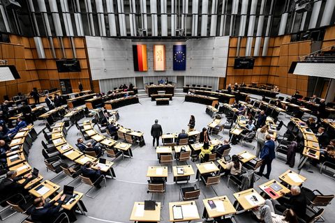 Der Abschlussbericht der Enquete-Kommission geht an das Abgeordnetenhaus. (Archivbild) Foto: Britta Pedersen/dpa