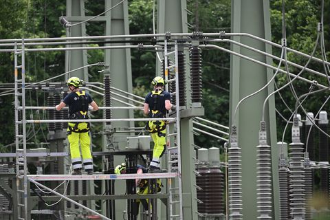 Der Netzbetreiber arbeitet weiter daran, wieder alle betroffenen Haushalte mit Strom zu versorgen. Foto: Marijan Murat/dpa