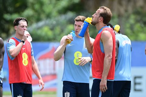 Englands Nationalspieler um Harry Kane (r) während einer Trinkpause. (Archivbild) Foto: Jc Ruiz/PA Wire/dpa