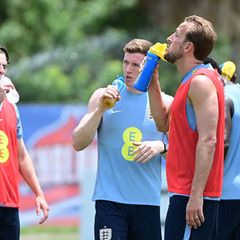 Englands Nationalspieler um Harry Kane (r) während einer Trinkpause. (Archivbild) Foto: Jc Ruiz/PA Wire/dpa