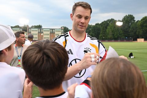 Gefragt bei den Fans: Manuel Neuer ist endlich im Tesamtraining. Foto: Federico Gambarini/dpa