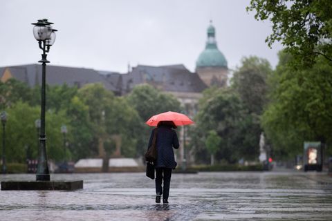 Die kommenden Tage bleibt es in Niedersachsen und Bremen nass und ungemütlich. (Symbolbild) Foto: Julian Stratenschulte/dpa
