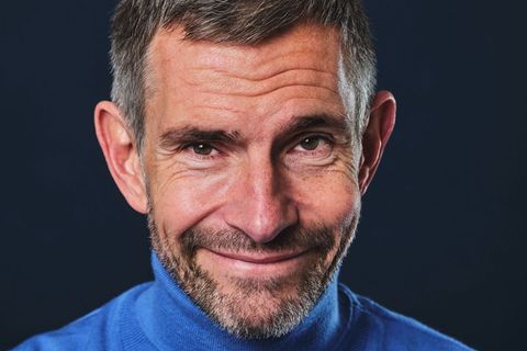 Micky Beisenherz, 1977 im Herzen des Ruhrgebietes geboren, ist ein Mann des geschliffenen Wortes. Der Satiriker und Fußballfan schrieb für das RTL-Dschungelcamp, extra 3, die heute-show, Late Night Berlin sowie Comedians wie Dieter Nuhr, Atze Schröder und Rüdiger Hoffmann. Während der Fußball-WM arbeitet er im "Breakfast Club" für MagentaTV.