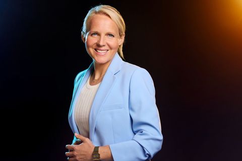 Friederike "Fritzy" Kromp gilt als eine der am besten ausgebildeten Fußballtrainerinnen Deutschlands. Ab Donnerstag, 11. Juni, bildet die 41-Jährige mit Christoph Kramer und Per Mertesacker wieder das ebenso launige wie bewährte Fußball-Expertentrio im ZDF.