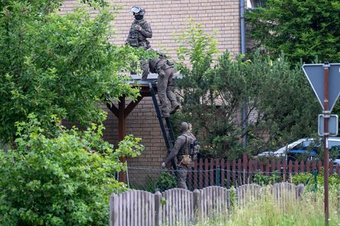 SEK-Kräfte drangen in Beckum in ein Haus ein. Foto: Max Lametz/dpa
