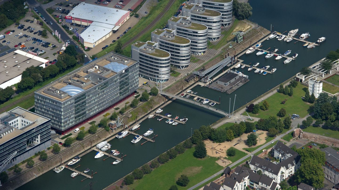 Leiche gefunden: Mann geht in Duisburg in Hafenbec