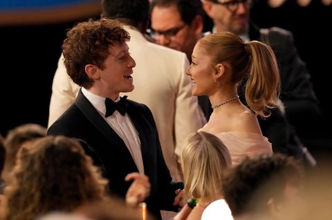 Ariana Grande und Ethan Slater blicken sich lächelnd an