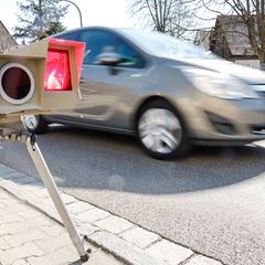 Ein Autofahrer wird in Erfurt mit 115 km/h in einer 50er-Zone geblitzt. (Symbolbild) Foto: Daniel Löb/dpa