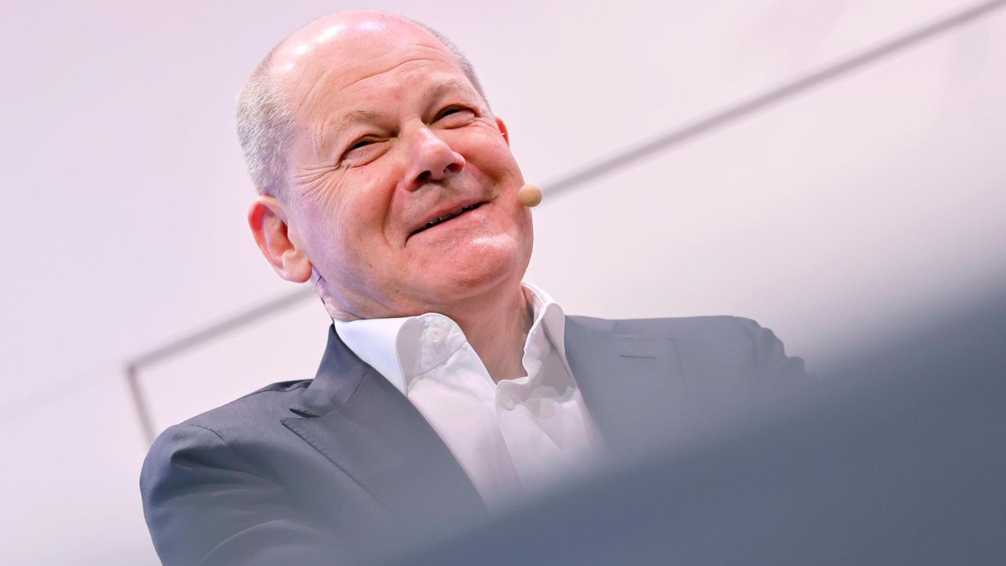 Altkanzler: Olaf Scholz meldet sich zurück zum Dienst – eine (kurze) Begegnung