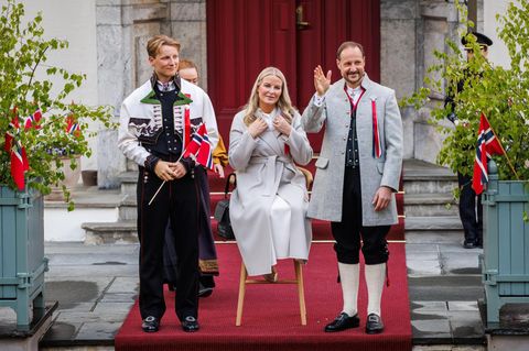Mette-Marit sitzend zwischen ihrem Sohn Sverre Magnus und Ehemann Haakon