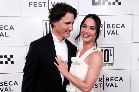 Popstar Katy Perry (41) hat sich bei der Premiere ihres neuen Films erstmals mit ihrem Partner, dem früheren kanadischen Premier