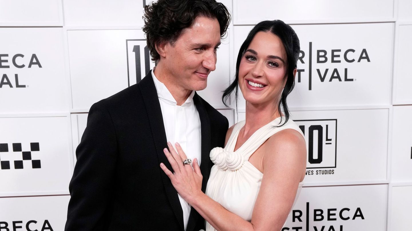Leute: Katy Perry nimmt Trudeau erstmals auf roten Teppich m
