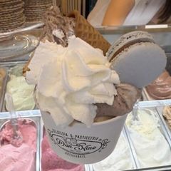 Ein Eisbecher und die dazugehörige teure Rechnung