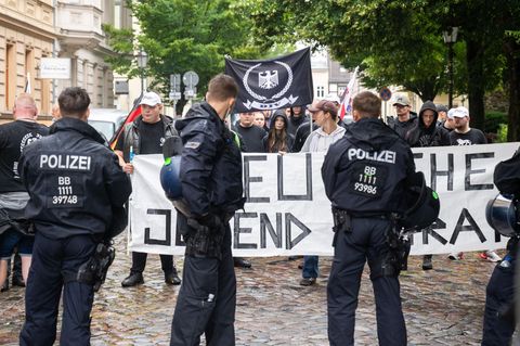 Rechtsgesinnte Teilnehmer einer Gegendemonstration zum Christopher Street Day in Bernau – eine neue Polizeistatistik zeigt einen Zuwachs an politisch motivierten Gewalttaten