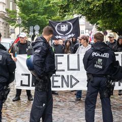 Rechtsgesinnte Teilnehmer einer Gegendemonstration zum Christopher Street Day in Bernau – eine neue Polizeistatistik zeigt einen Zuwachs an politisch motivierten Gewalttaten