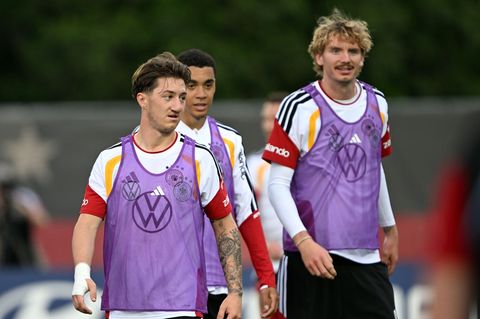 Nick Woltemade (r.) ist in der Nationalmannschaft nicht mehr in der Startelf gesetzt. Foto: Federico Gambarini/dpa