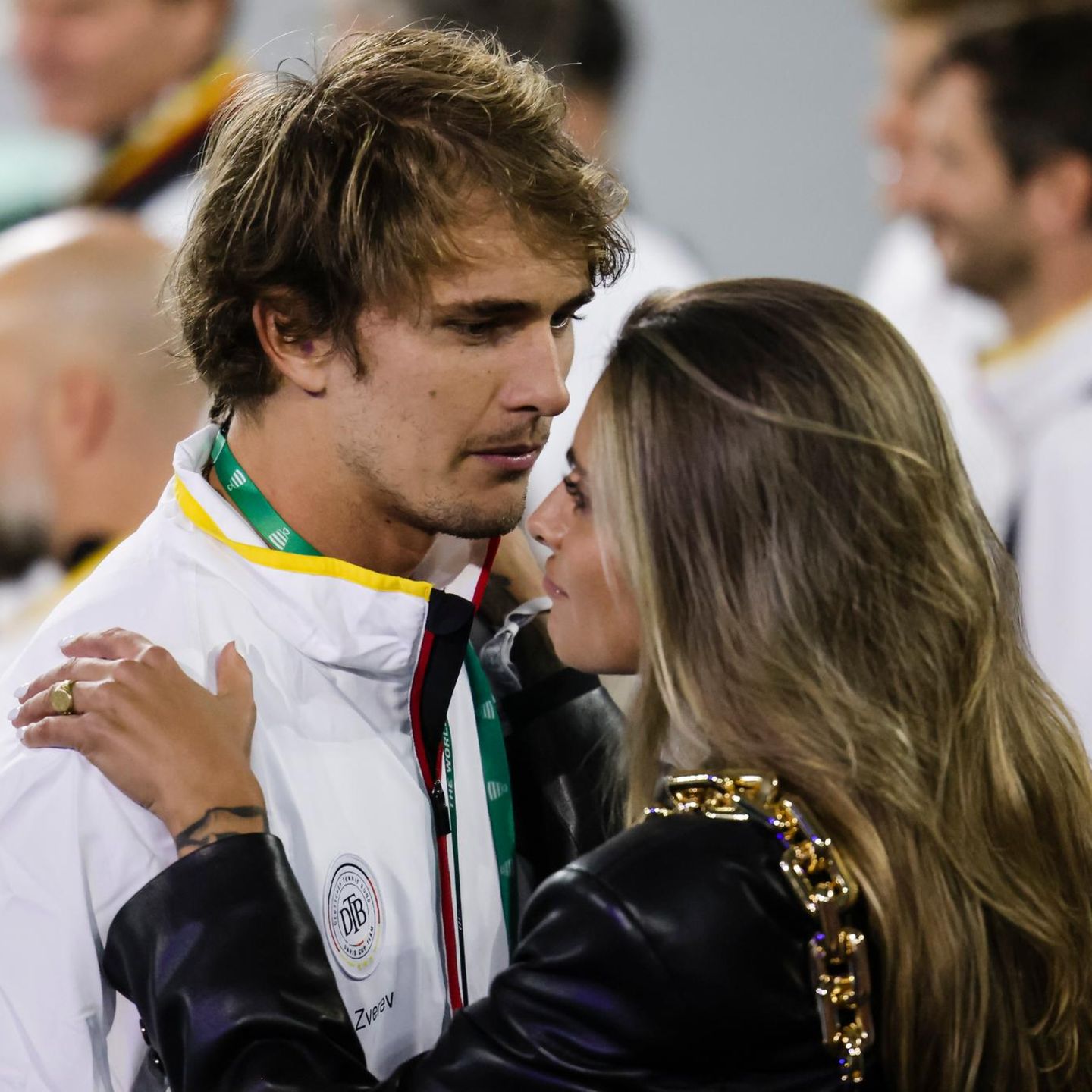 Sophia Thomalla legt Alexander Zverev die Hände auf seine Schultern