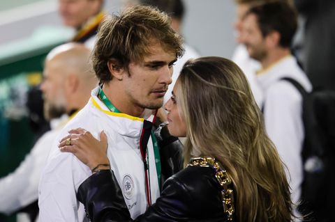 Sophia Thomalla legt Alexander Zverev die Hände auf seine Schultern