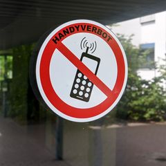 Der Philologenverband fordert bundesweit verbindliche Regeln für private Smartphones während der Schulzeit. (Symbolbild) Foto: J