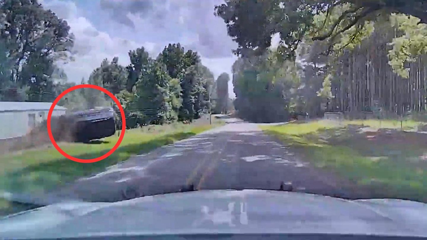 Verfolgungsjagd in Arkansas: Flüchtender SUV überschlägt sic
