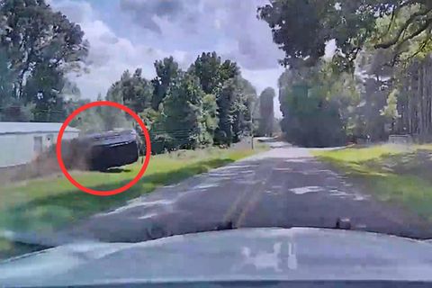 Wagen überschlägt sich