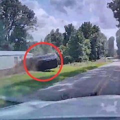 Wagen überschlägt sich