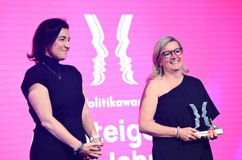 Brandenburgs Wirtschaftsministerin Martina Klement (r) wird bei der Verleihung der Politikawards als „Aufsteigerin des Jahres“ g