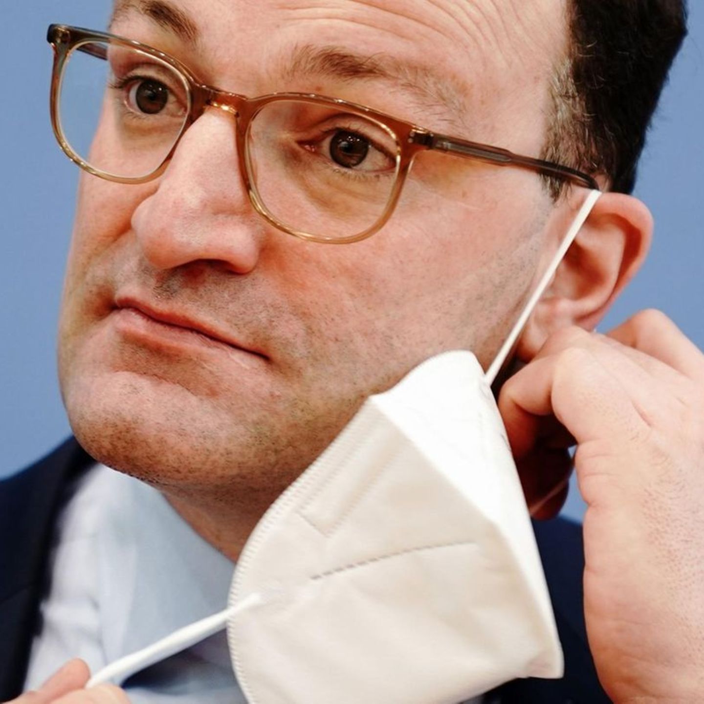 Jens Spahn, damals Bundesminister für Gesundheit, nimmt auf einer Pressekonferenz im Jahr 2021 seine FFP2-Maske ab