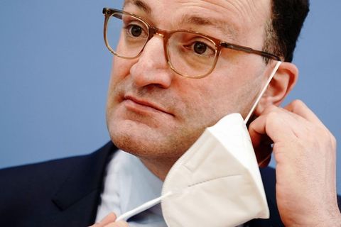 Jens Spahn, damals Bundesminister für Gesundheit, nimmt auf einer Pressekonferenz im Jahr 2021 seine FFP2-Maske ab