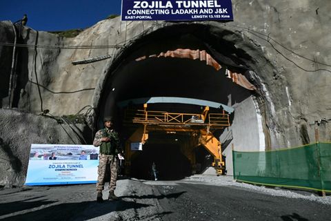 Soldat vor dem Zojila-Tunnel