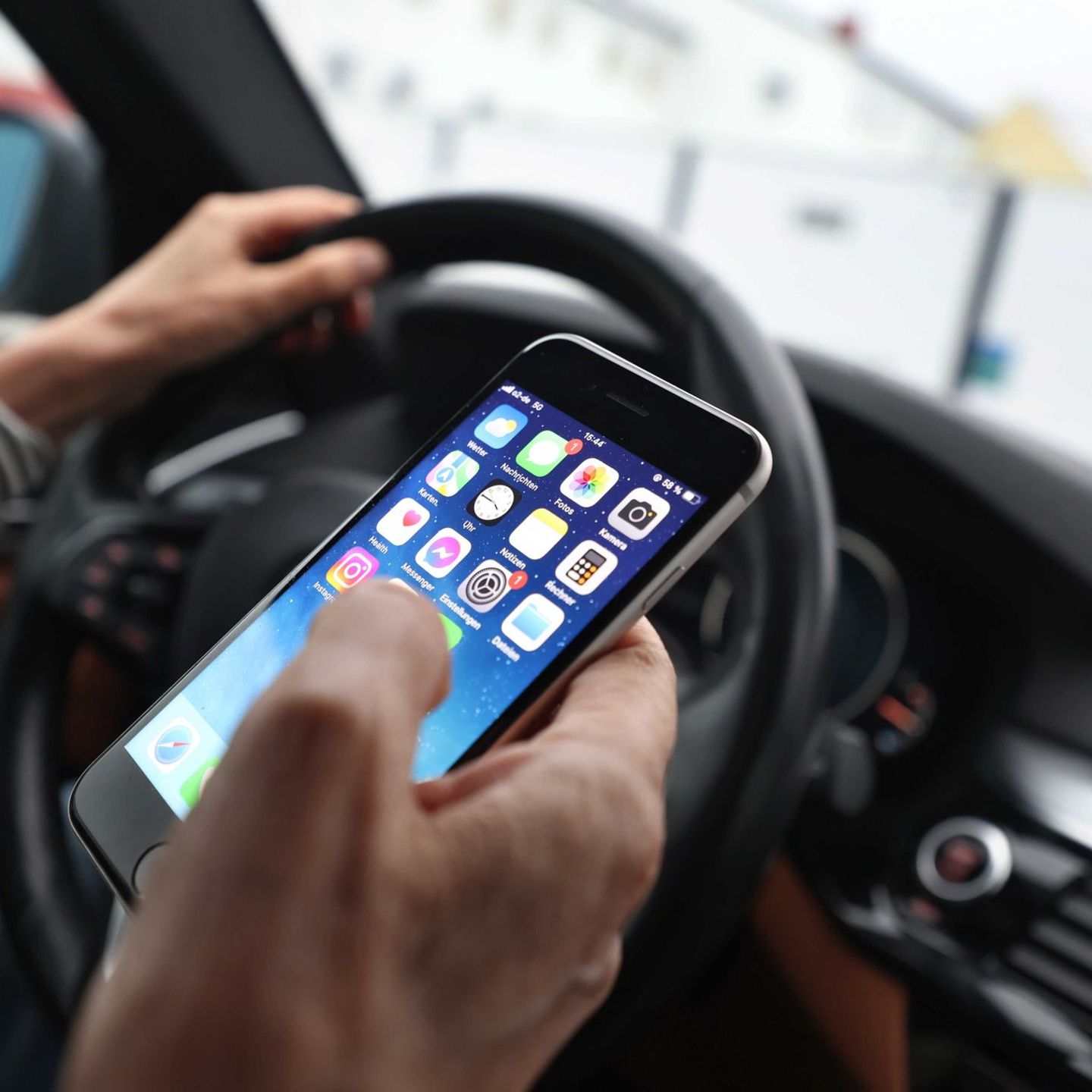 Straßenverkehr: ADAC zählt auffällig viele Handy-Sünder auf Berlins Straßen