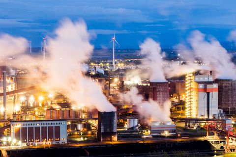 Die Stahlproduktion in Salzgitter soll in den kommenden Jahren deutlich klimafreundlicher werden. (Archivbild) Foto: Julian Stra