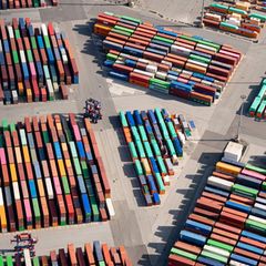 Die deutschen Exporteure stehen auf den Weltmärkten unter Druck. (Archivbild) Foto: Daniel Reinhardt/dpa