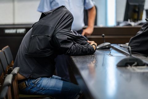 Zu Beginn des Prozesses sagte der Mann nicht aus. Foto: Christoph Schmidt/dpa