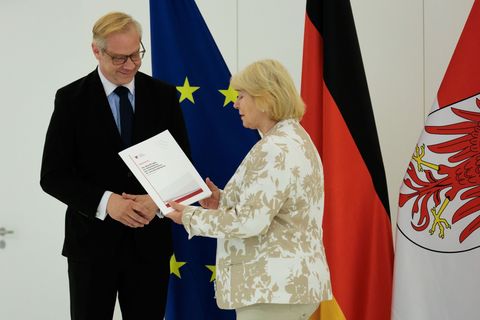 Der Beauftragte zur Bekämpfung des Antisemitismus, Andreas Büttner, übergibt den ersten Tätigkeitsbericht an Landtagspräsidentin