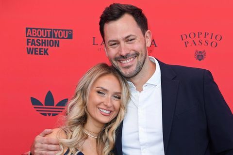 Jenny Koepper und Sebastian Klaus sind bereits seit März standesamtlich verheiratet. Jetzt folgte die große Sause in Spanien.