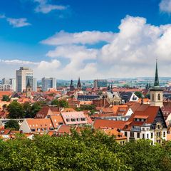 Mit rund 220.000 Einwohnerinnen und Einwohnern ist Erfurt eher eine beschauliche Großstadt, was sich aber positiv auf die Lebenszufriedenheit auswirkt.