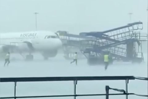 Eine Flugzeugtreppe rollt bei einem Sturm in Delhi über das Rollfeld.
