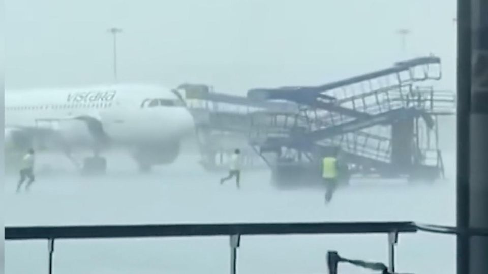 Eine Flugzeugtreppe rollt bei einem Sturm in Delhi über das Rollfeld.