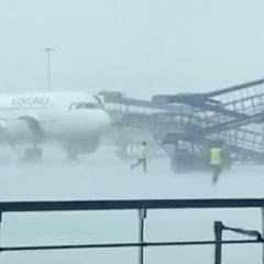 Eine Flugzeugtreppe rollt bei einem Sturm in Delhi über das Rollfeld.