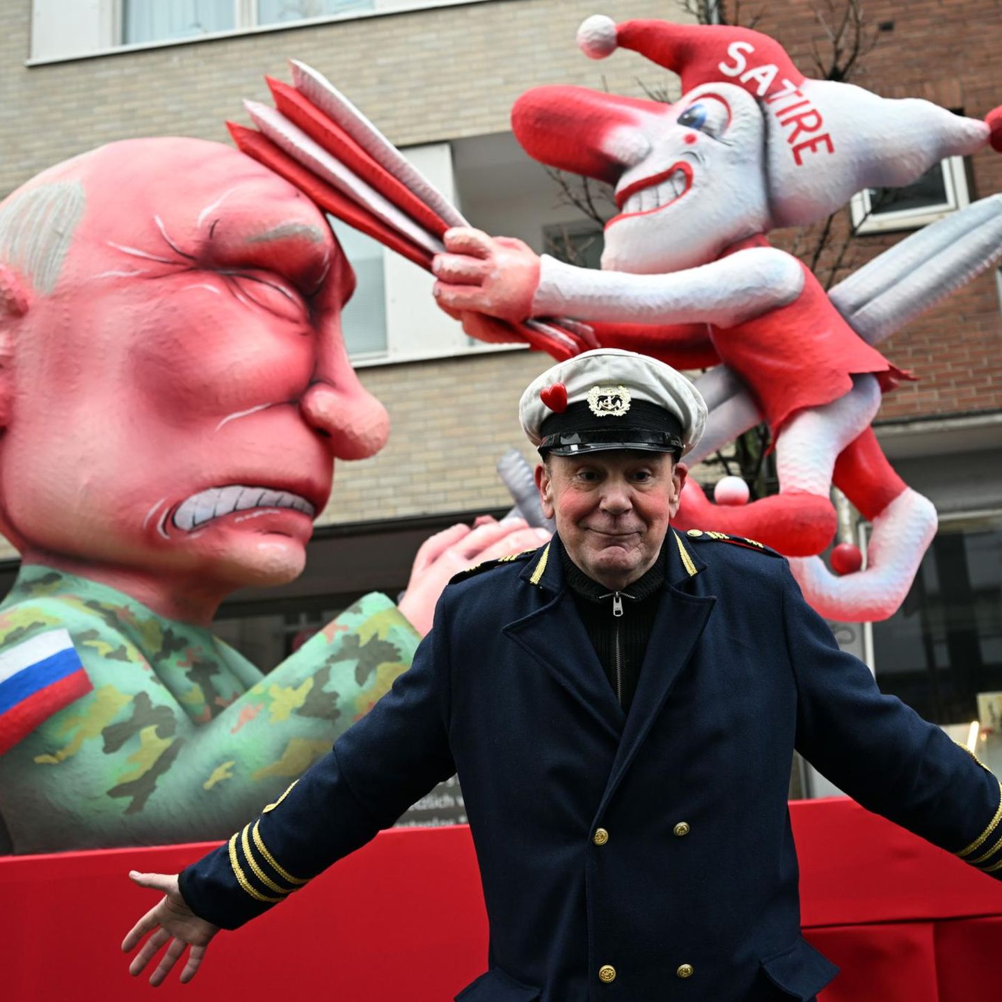 Der Düsseldorfer Karnevalist Jacques Tilly vor einem Wagen mit Putin-Figur