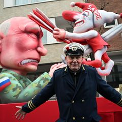 Der Düsseldorfer Karnevalist Jacques Tilly vor einem Wagen mit Putin-Figur