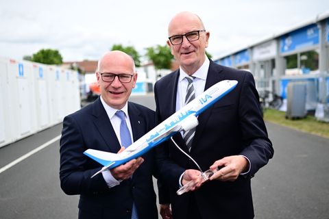 Wegner (l) und Woidke auf der Internationalen Luft- und Raumfahrtausstellung (ILA) am Rande des Flughafens Berlin-Brandenburg. F