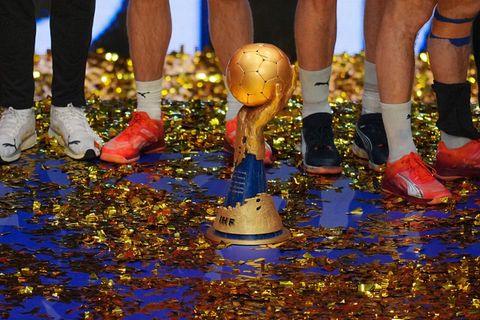Um diesen Pokal geht es bei der Handball-WM in Deutschland. (Archivbild) Foto: Soeren Stache/dpa