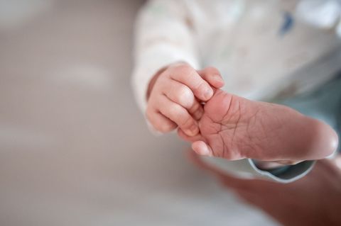 In Thüringen verteidigte ein Babyvorname den ersten Platz, ein anderer wurde abgelöst. (Symbolbild) Foto: Fabian Strauch/dpa