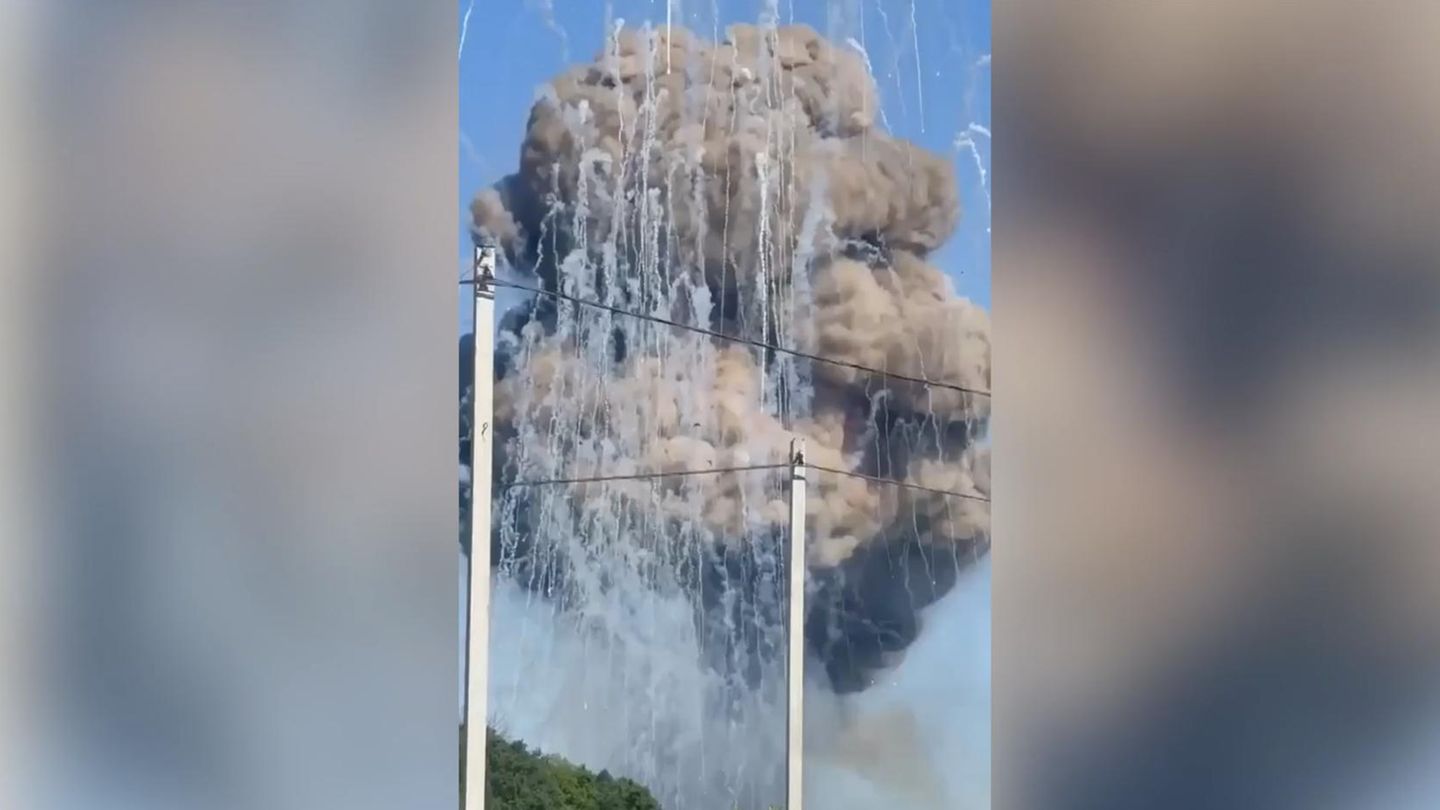 Blindgänger regnen nieder: Waffenlager explodiert bei Belgor