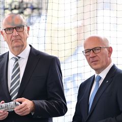 Woidke steuerte vor Beginn der ILA schon mal eine Drohne. Foto: Sebastian Gollnow/dpa