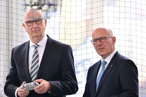 Woidke steuerte vor Beginn der ILA schon mal eine Drohne. Foto: Sebastian Gollnow/dpa