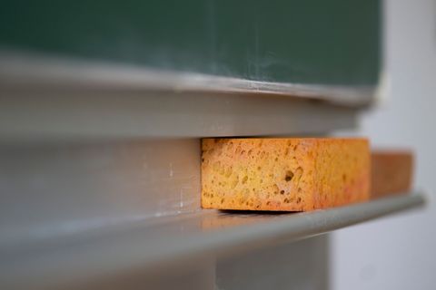 Die GEW Hessen sieht auch das Bundesland bei den Investitionen in den Schulbau in der Pflicht (Symbolbild) Foto: Marijan Murat/d
