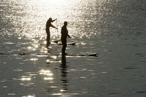 Auch Aktivitäten wie Stand-Up-Paddling beinhaltet der neue Saar Pass. (Symbolbild) Foto: picture alliance / dpa